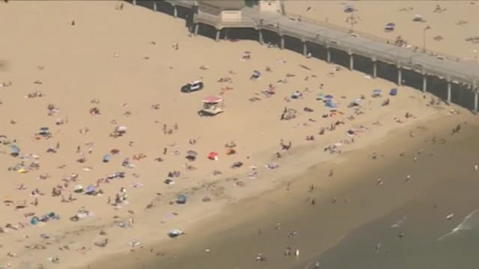 Las playas de California se llenan de bañistas pese a la pandemia