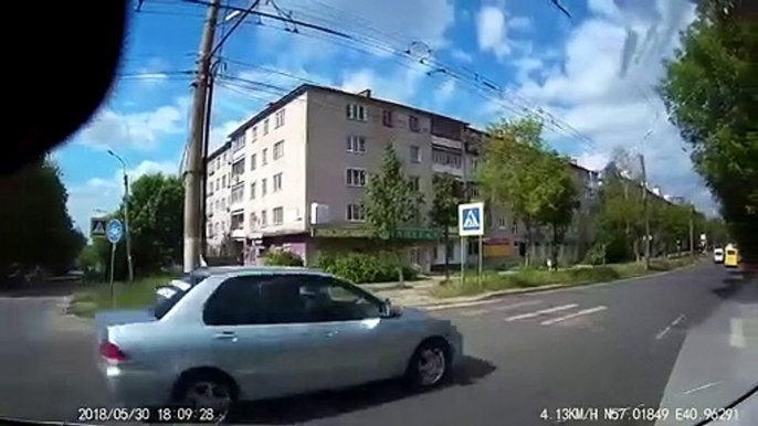 Ce chauffeur de taxi bloque une piétonne qui veut traverser... Pas sympa