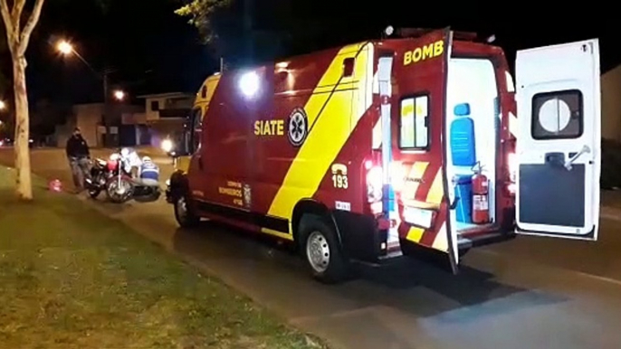 Casal cai de moto na Av. Rocha Pombo após condutor desviar de cão