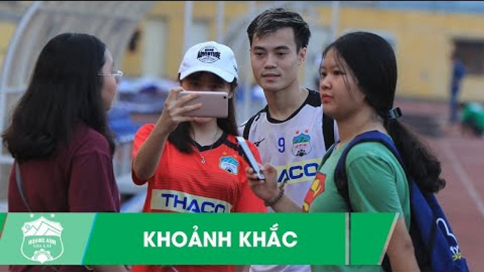 Văn Thanh, Văn Toàn bị fan nữ vây kín trước trận đấu với Hà Nội FC | HAGL Media