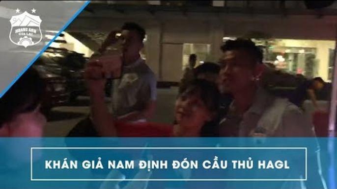 Văn Thanh, Văn Toàn được các bạn trẻ đứng đợi ở cửa khách sạn để xin chữ ký | HAGL Media