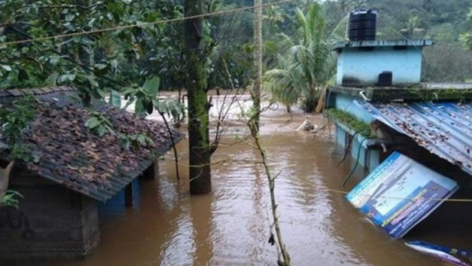 Kerala Floods: Man saves a drowning child in Idukki