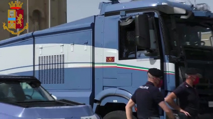 Bari - I mezzi della Polizia di Stato sanificano le strade della città (13.05.20)