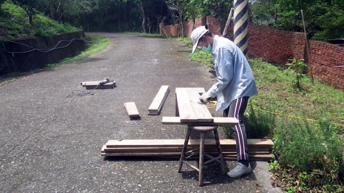 用別人不要的木板做了置物櫃和電腦桌，質樸又結實Make a strong cabinet and computer desk with discarded wooden board and desk