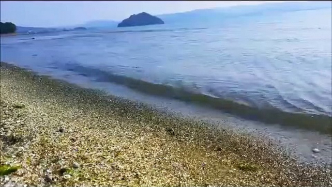 Cette plage magnifique est couverte de verre de mer de toute les couleurs : Glass beach