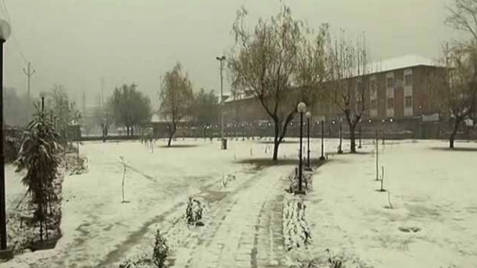 Jammu & Kashmir's Srinagar witnesses snowfall