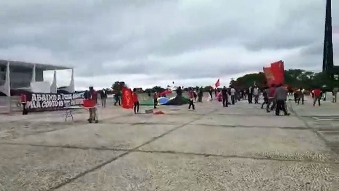 URGENTE! ACAMPAMENTO PATRIOTA ATACADO por COMUNISTAS do PCO, na PRAÇA dos TRÊS PODERES