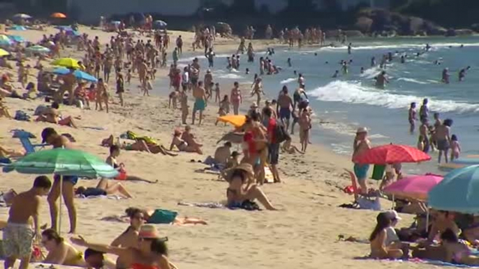 Poca distancia social y casi ninguna mascarilla, así es la desescalada en algunas las playas