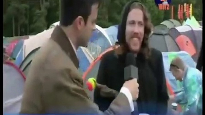 Reporter entrevista pessoas numa rave.