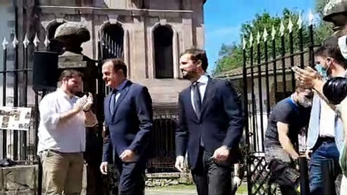 Pablo Casado, Carlos Iturgaiz e Inés Arrimadas, junto al árbol de Gernika