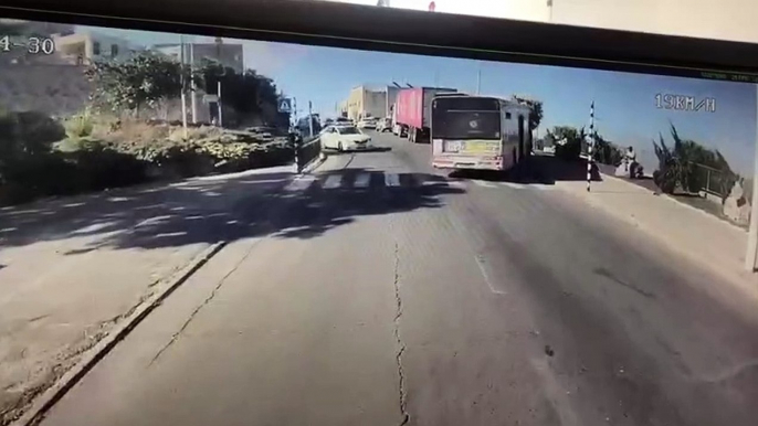 Un bus manque de tomber d'une falaise