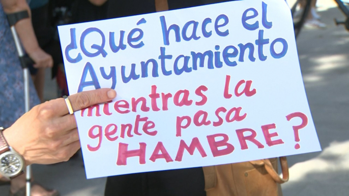 'Colas del hambre' llegan a Cibeles para hacer un "llamamiento de auxilio"