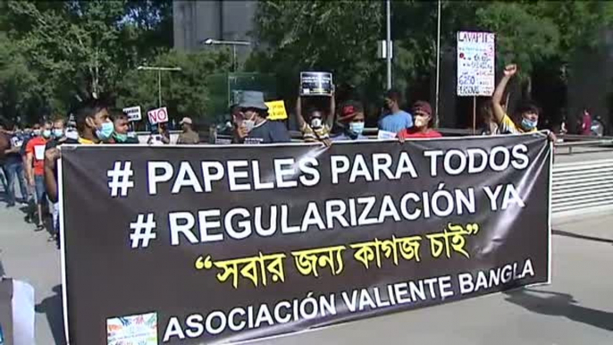 Las colas del hambre llegan al Ayuntamiento de Madrid