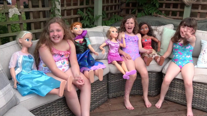 Disney Princesas Sophia Isabella e Alice Brincando com Brinquedos da Moana Rapunzel e Elsa