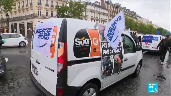 Colère des policiers - Après avoir jeté leurs menottes au sol hier soir, des policiers manifestent actuellement sur les Champs-Elysées à Paris - Vidéo