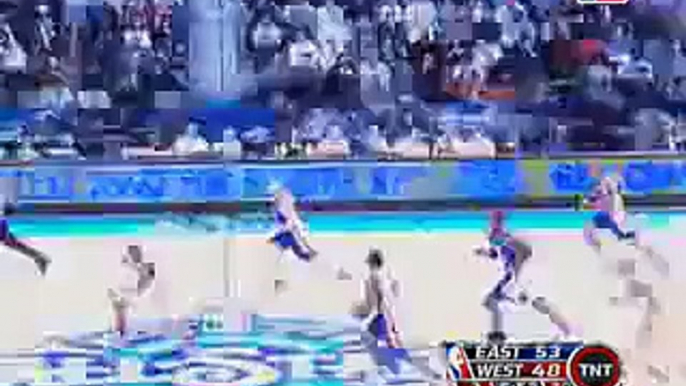 Jason Kidd throws an alley-oop to LeBron James, who catches