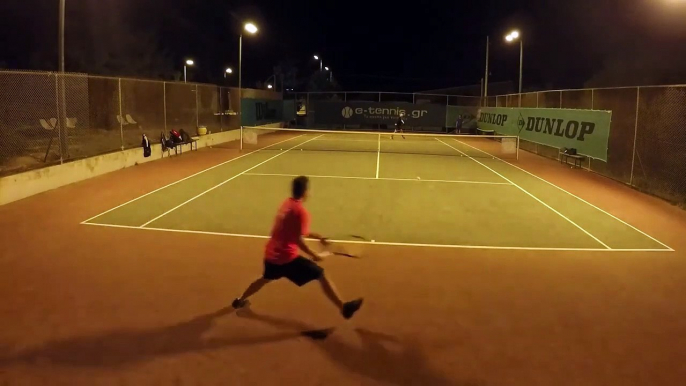 Il se tape la tête en jouant au tennis avec sa raquette !