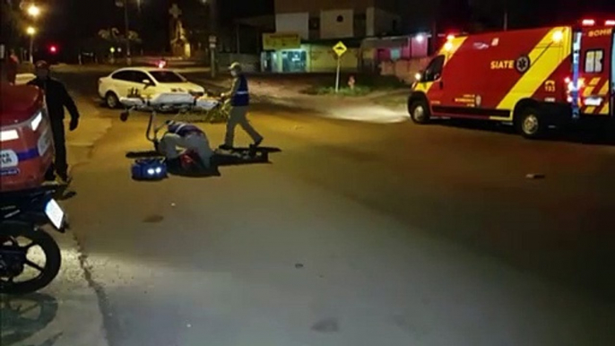 Motociclista fica ferido ao sofrer queda após passar por quebra-molas