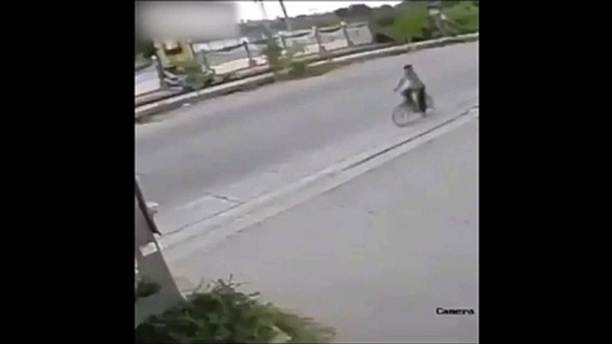 Un cycliste vraiment très chanceux... Bon karma