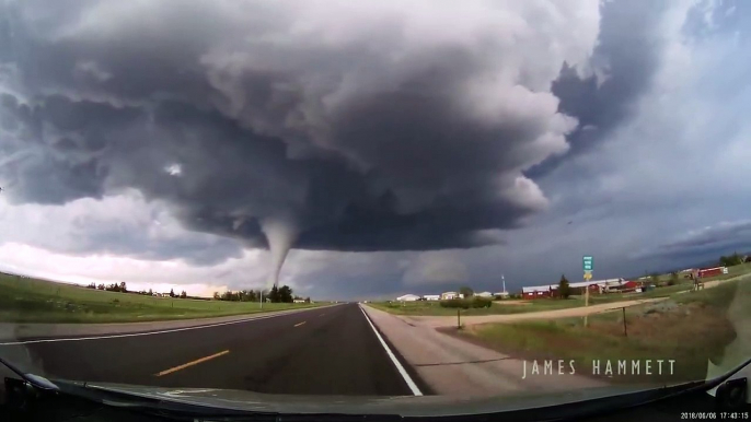 Câmera no carro regista a passagem de um tornado