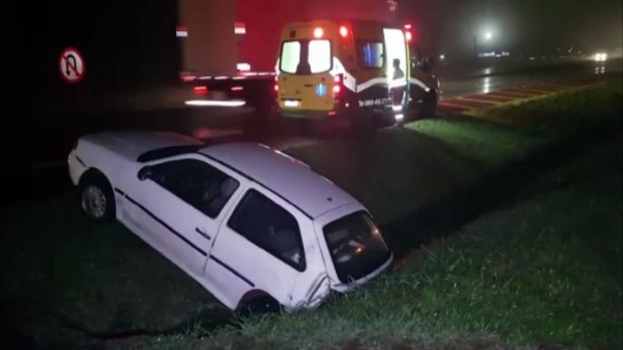 Após colisão, carro cai em canaleta às margens da BR-277; Ecocataratas foi mobilizada