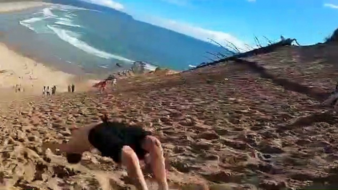 Il enchaine les backflips à une vitesse folle sur cette dune