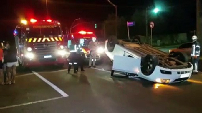 Veículo Cruze capota na Avenida Carlos Gomes, em Cascavel