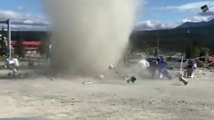 Une impressionnante tornade de poussière vient détruire un stand de fruits et légumes