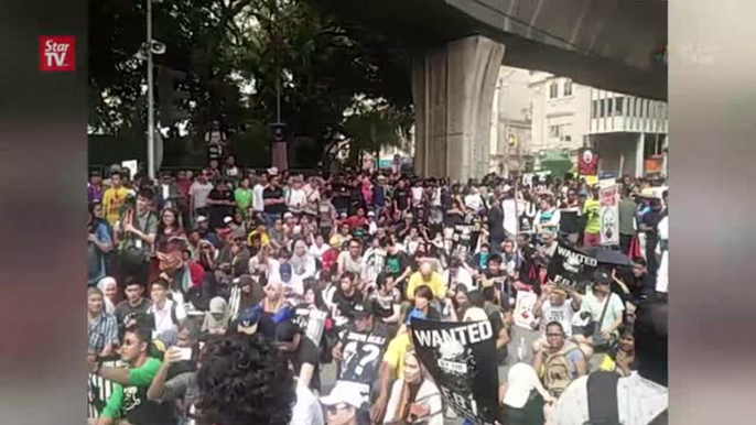 #TangkapMO1 rally: Protesters block traffic as Dataran Merdeka remains barricaded by police