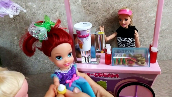 ANNA & ELSA Dolls go on a Watermelon Ride at the amusement park!