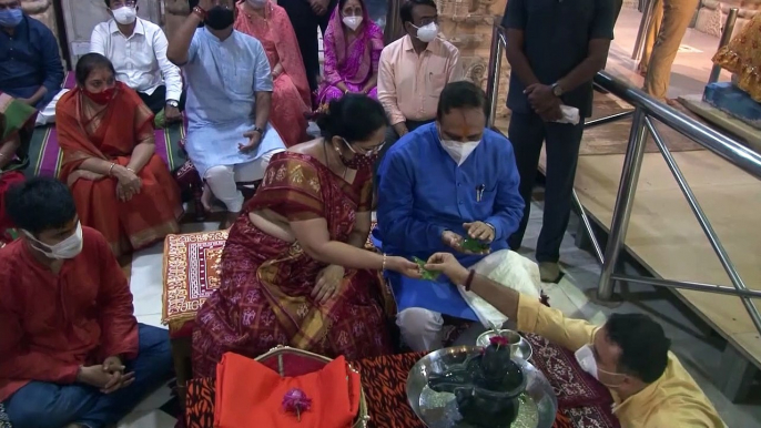 VIJAY RUPANI OFFER PRAYERS AT SOMNATH TEMPLE WITH HIS FAMILY