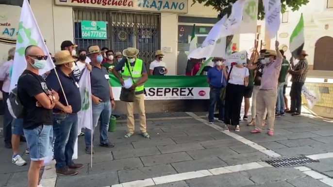 Agricultores protestan frente a la Asamblea de Extremadura