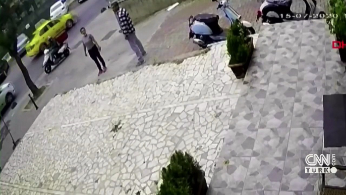 Kağıt toplayıcılar gence saldırdı. Polis kavgayı havaya ateş açarak ayırabildi | Video