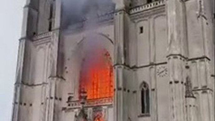 Nantes - La cathédrale Saint-Pierre-et-Saint-Paul est en feu depuis quelques minutes - Les pompiers annoncent que -le feu est important et pas encore maîtrisé- -