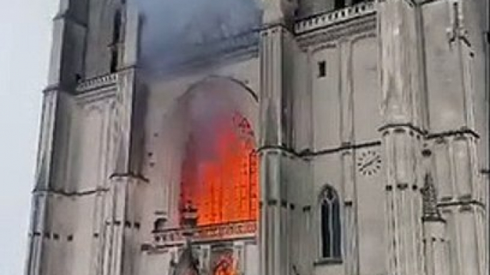 Nantes - La cathédrale Saint-Pierre-et-Saint-Paul est en feu depuis quelques minutes - Les pompiers annoncent que "le feu est important et pas encore maîtrisé"