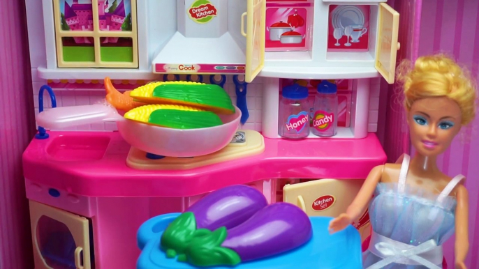 Barbie doll cooking in kitchen- Barbie kitchen play set- Kitchen kids video