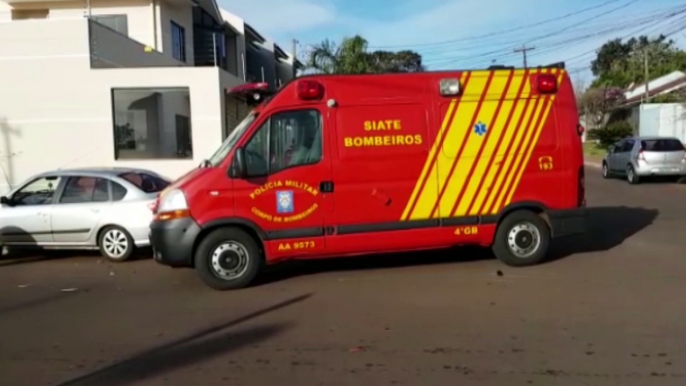 Carro e moto batem no Bairro Coqueiral e jovem tem suspeita de fratura no pé