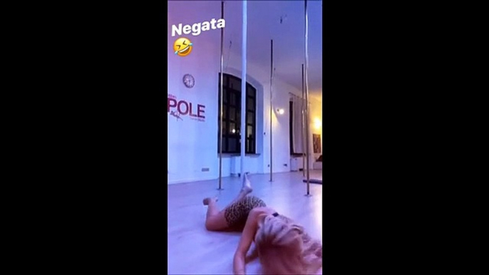 Diletta Leotta sexy e goffa nella prima lezione di pole dance