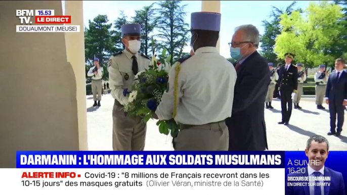 Dépôt d'une gerbe de fleurs en hommage aux soldats musulmans