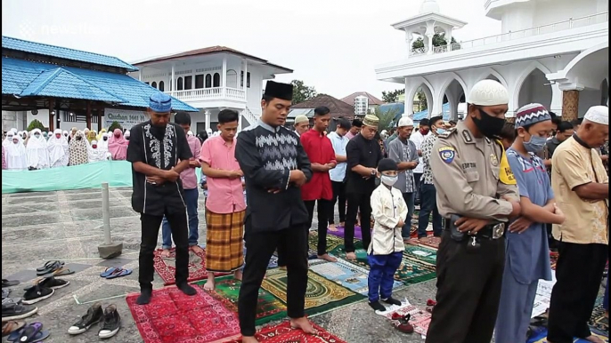 Indonesian Muslims perform Eid prayers without social distancing