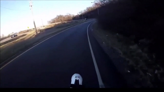 Ce motard veut narguer les policiers mais va le regretter... mauvais karma