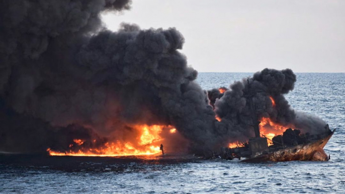 Stricken tanker leaves large oil slick in East China Sea