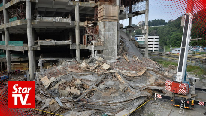 Rescuers recover bodies of Indonesians from collapsed building