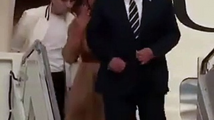 Melania Trump rechaza la mano de su marido delante de todos