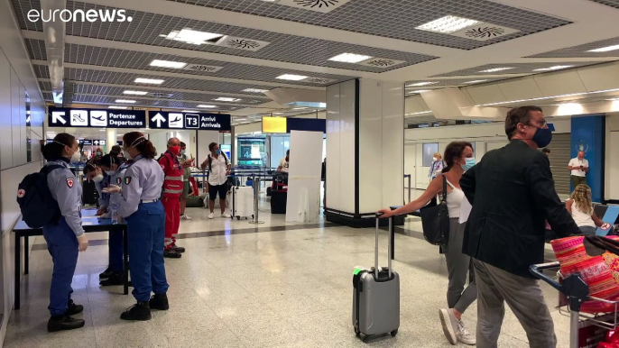 A l'aéroport Fiumicino de Rome, des tests de dépistage Covid-19  pour les voyageurs