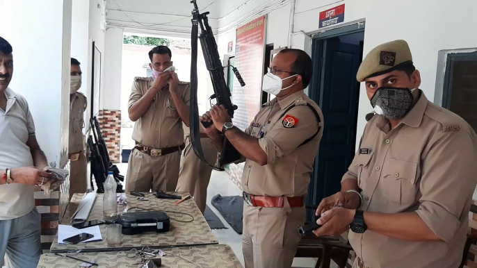 कांधला थाने पर सीओ ने पुलिस कर्मियों को दिया हथियार चलाने का प्रशिक्षण