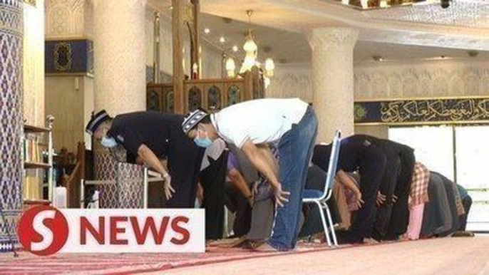 Minister: Foreigners able to pray in mosques starting Sept 1