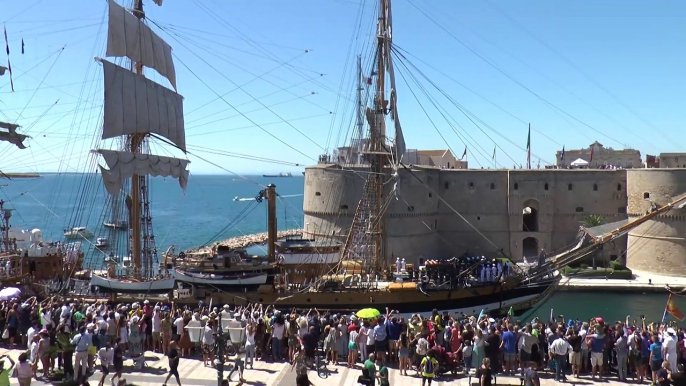Puglia: lo spettacolo dell'Amerigo Vespucci nel porto di Taranto - il video con le immagini aeree