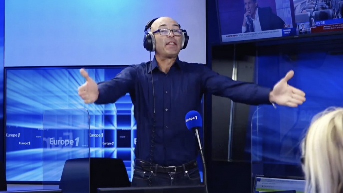 "J'utilise des canyons entre chaque mot" : La première imitation de Jean Castex par Nicolas Canteloup debout dans le studio d'Europe 1