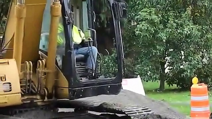 Il détruit une canalisation d'eau en creusant dans le jardin... sale journée pour cet ouvrier